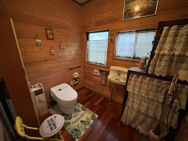 山あいの串間市大平　敷地面積300坪以上　建物が2棟ある物件ですのトイレ|トイレは2か所ありますが、うち一か所は広いスペースです