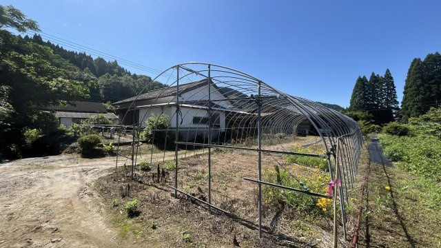 山あいの串間市大平　敷地面積300坪以上　建物が2棟ある物件ですの庭|広く畑を作ることが出来ます