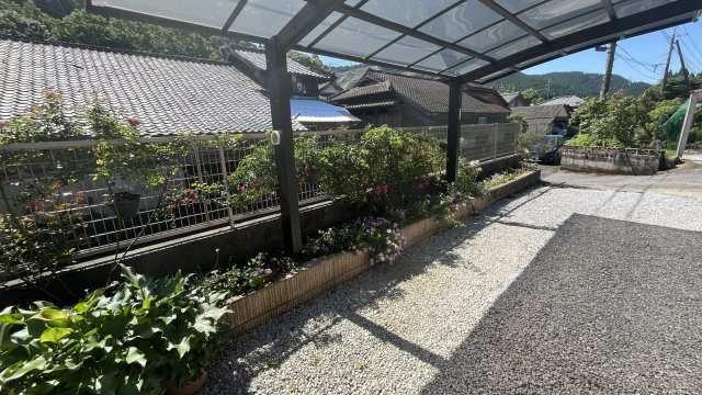 山あいの串間市大平　敷地面積300坪以上　建物が2棟ある物件です|カーポートには花壇も造られています