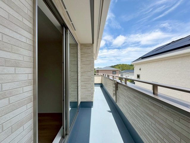 「駐車3台可能」南国市緑ヶ丘2期1号棟　新築一戸建てのバルコニー|陽当り・風通し良好な広々バルコニー。お洗濯物がよく乾き、ちょっとしたガーデニングも楽しめます。