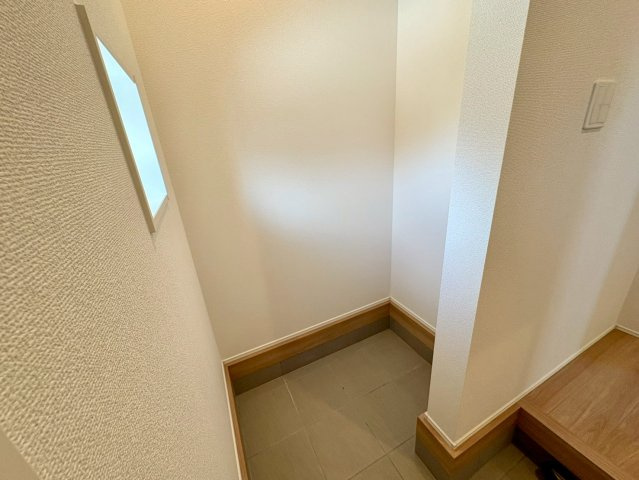 「駐車3台可能」南国市緑ヶ丘2期1号棟　新築一戸建ての収納|たっぷり収納できるシューズクローク。靴はもちろん、ベビーカーやアウトドア用品もスッキリ片付きます。