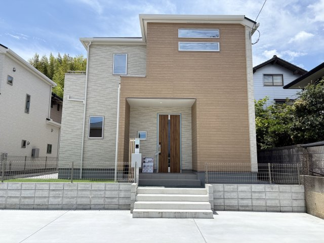 「駐車3台可能」南国市緑ヶ丘2期1号棟　新築一戸建ての外観|堂々とした佇まいの外観。デザイン性はもちろん、日々の暮らしやすさや耐震性など機能面も充実しています。