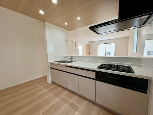 「駐車3台可能」南国市緑ヶ丘2期1号棟　新築一戸建てのキッチン|お手入れしやすく収納豊富なシステムキッチン。毎日の家事の負担を軽減します。