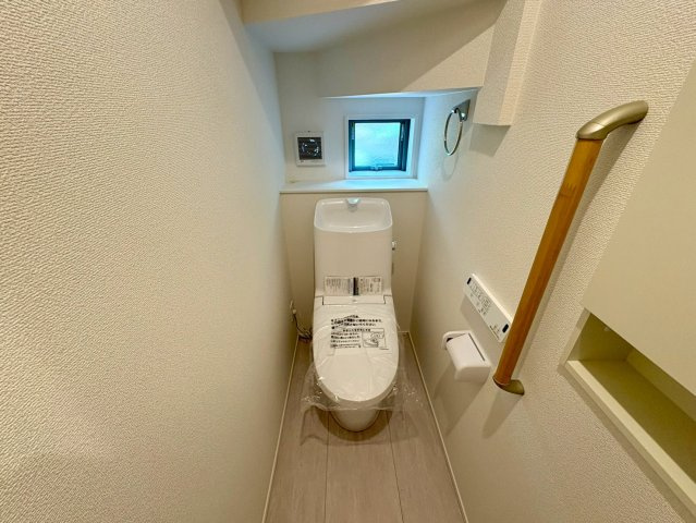 「駐車3台可能」南国市緑ヶ丘2期1号棟　新築一戸建てのトイレ|小窓があり明るく清潔感のあるトイレ。温水洗浄便座付きで毎日快適にご使用になれます。