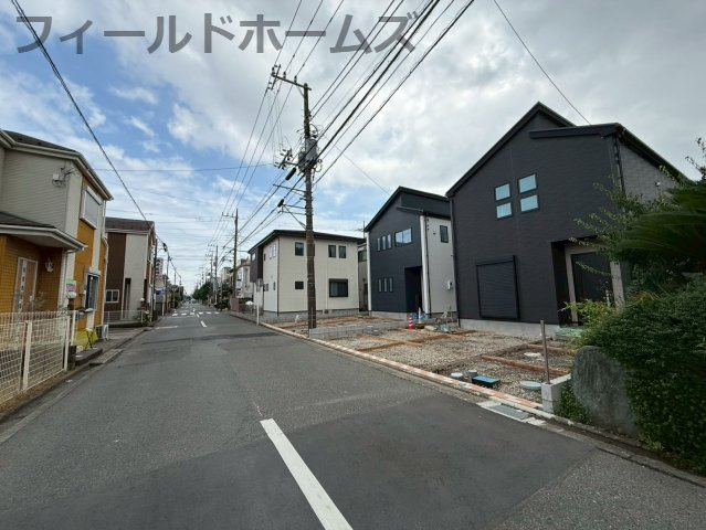 平塚市東中原2丁目新築戸建て　9期1号棟の前面道路含む現地写真