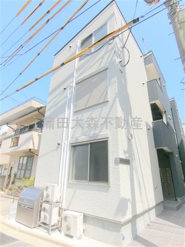 ライスフラワー羽田の外観|2024年4月築　木造地上3階建て総戸数14戸オートロック宅配BOX付賃貸アパート
京急空港線糀谷駅近の東京都大田区南蒲田3丁目、京浜急行本線京急蒲田駅も徒歩圏内