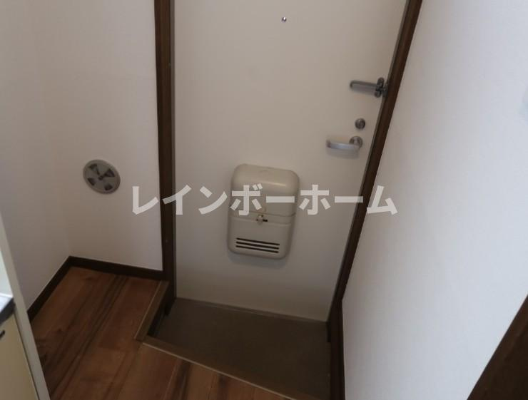 ガーデンヒルズ新倉C棟の玄関