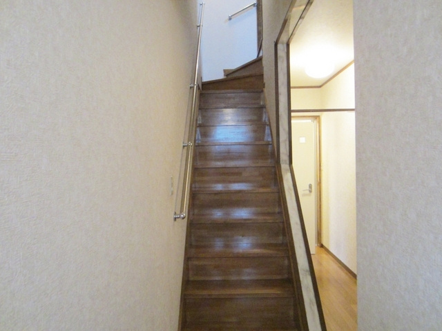 椎野ハイツのその他|室内の階段でお部屋に上がります。