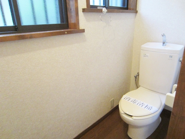 椎野ハイツのトイレ|窓付きのおトイレで広いですよ。
