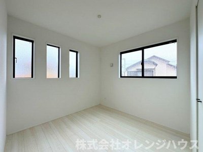 【洋室】 | 厚木市妻田西1丁目　新築分譲住宅　全3棟 | 洋室は2面採光。昼は陽光に満ち通風・陽当たり共に良好。子供部屋、書斎など多目的に利用できるスペース。