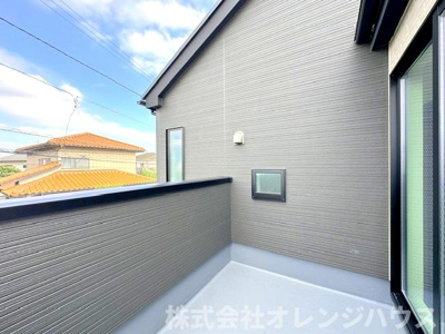 【バルコニー】 | 厚木市妻田西1丁目　新築分譲住宅　全3棟 | たっぷりの陽光と心地よい風が舞い込む住まい。