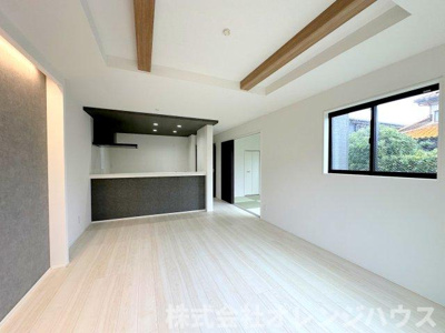 【居間・リビング】 | 厚木市妻田西1丁目　新築分譲住宅　全3棟 | 広いリビング・ダイニングがある新築一戸建ては、開放的で様々な楽しみ方ができます。