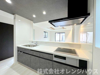 【キッチン】 | 厚木市妻田西1丁目　新築分譲住宅　全3棟 | 対面式キッチンでお料理中も会話が弾みそう！