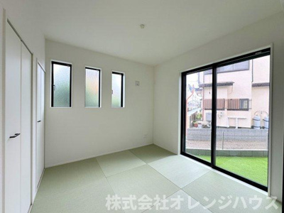 【和室】 | 厚木市妻田西1丁目　新築分譲住宅　全3棟 | 建物南側がお庭になっており日当たり良く、暖かい日差しが差し込みます。