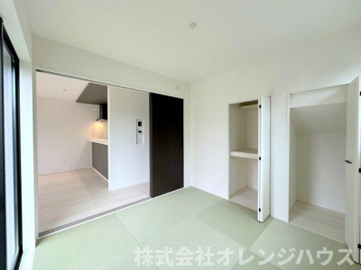 【和室】 | 厚木市妻田西1丁目　新築分譲住宅　全3棟 | リビングの隣は”和室”。開閉させても良し・お子様を遊ばせても良し、客間としてもご利用頂けます。