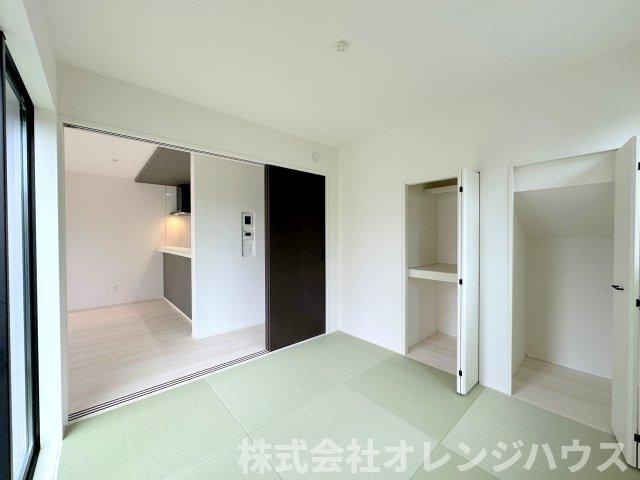 【和室】 | 厚木市妻田西1丁目　新築分譲住宅　全3棟 | リビングの隣は”和室”。開閉させても良し・お子様を遊ばせても良し、客間としてもご利用頂けます。