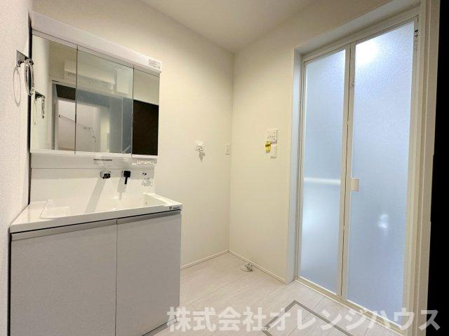 【独立洗面台】 | 厚木市妻田西1丁目　新築分譲住宅　全3棟 | 鏡裏収納に小物が収納できるので、カウンターをすっきり整理できます。