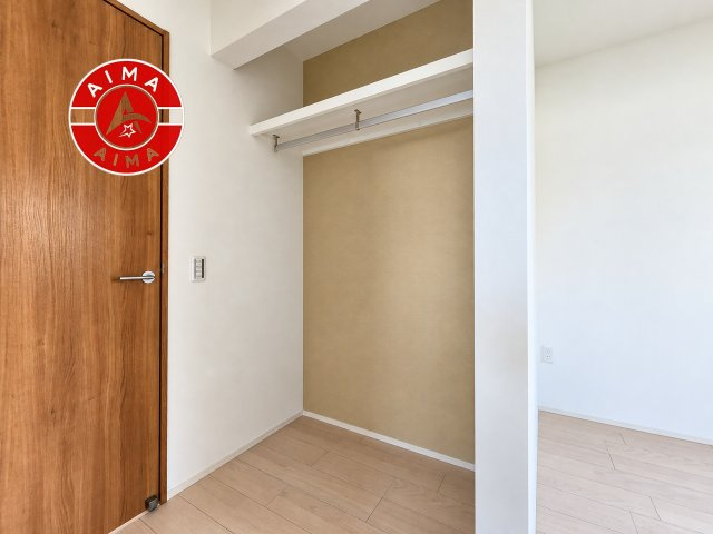 春日市小倉6丁目第1-2棟（1号棟）の収納|洋服や大きな荷物が多い方や人数の多いご家族などは、一般的なクローゼットよりもウォークインクローゼットのほうが使い勝手が良いです。