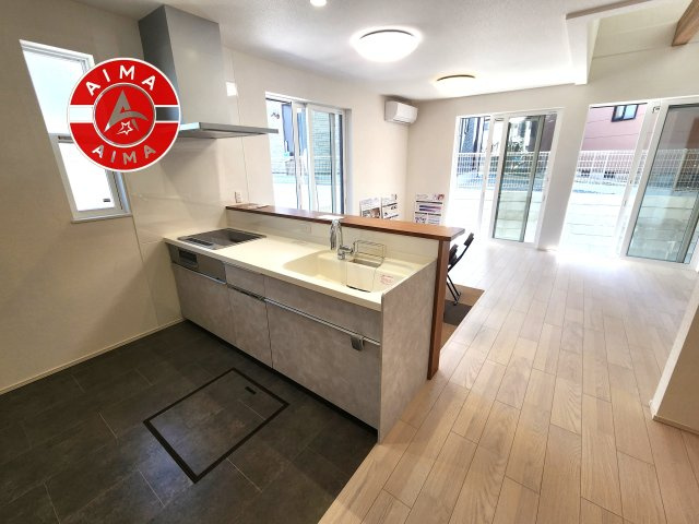 春日市小倉6丁目第1-2棟（1号棟）のキッチン|ダイニングテーブルへの配膳がラクラク、お料理はかどるカウンター付きシステムキッチン！