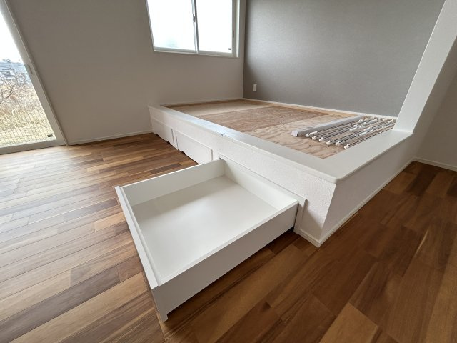 「オシャレな吹き抜け玄関」南国市篠原　C区画　新築戸建の収納|お昼寝や読書など多用途に使える便利なスペース。小上がり下は収納つきです☆