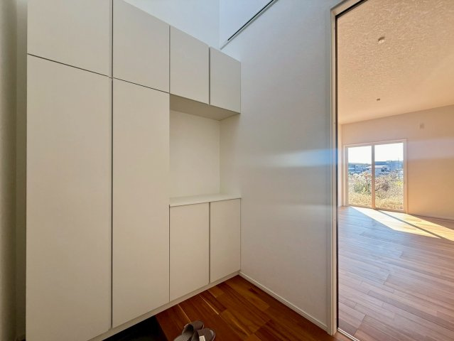 「オシャレな吹き抜け玄関」南国市篠原　C区画　新築戸建の収納|収納力の高い玄関で、いつでもキレイをキープ。生活感を抑えられます