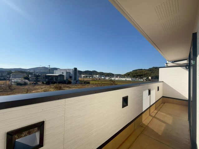 「オシャレな吹き抜け玄関」南国市篠原　C区画　新築戸建のバルコニー|景色を楽しめる広々バルコニー。日当たりが良く洗濯物もよく乾きます
