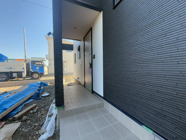 「オシャレな吹き抜け玄関」南国市篠原　C区画　新築戸建の玄関|雨の日も安心の屋根付き玄関。落ち着いた外観デザインが魅力です