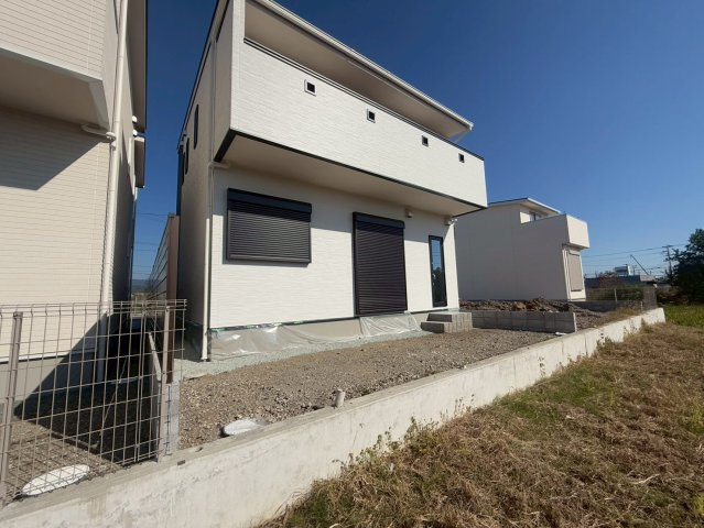 「オシャレな吹き抜け玄関」南国市篠原　C区画　新築戸建の庭|陽当たりの良さが魅力の住まい。明るく快適な暮らしが実現します