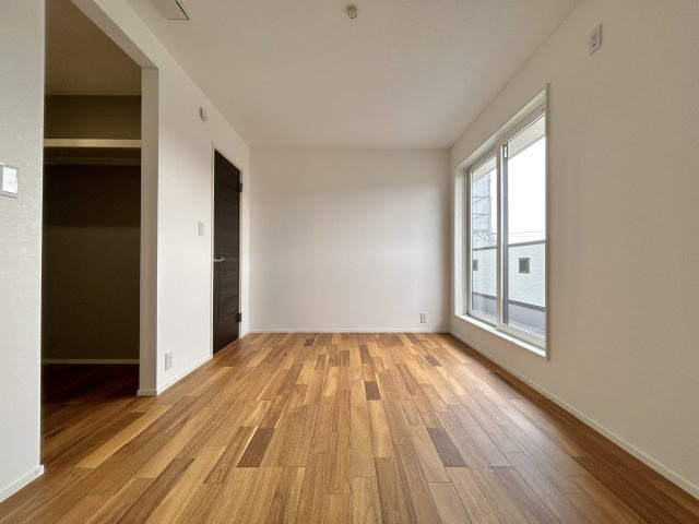 「オシャレな吹き抜け玄関」南国市篠原　C区画　新築戸建の洋室|窓から光が広がる明るい洋室。ウォークインクローゼット付きで整理整頓も簡単です