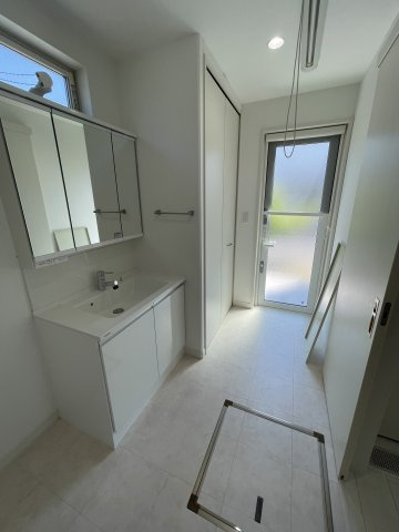 東田３丁目　中古住宅の洗面所