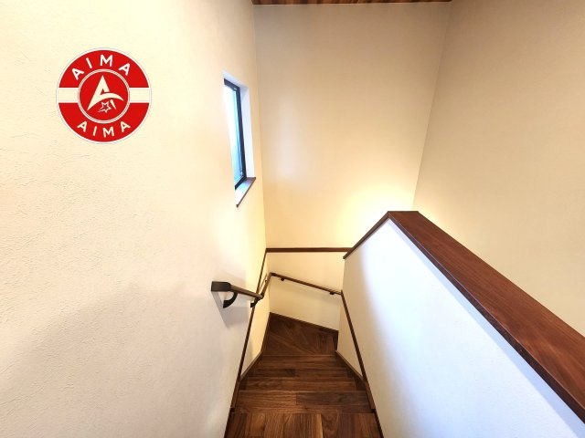 春日市小倉6丁目第1-2棟（2号棟）の内装|＜手すり付階段＞手すりがないと階段の昇り降りで危険なことはもちろん、壁に手をつきながら歩くことで壁紙が汚れやすくなります。すべての方に快適に昇り降りしていただくため、手すりを設置しました。