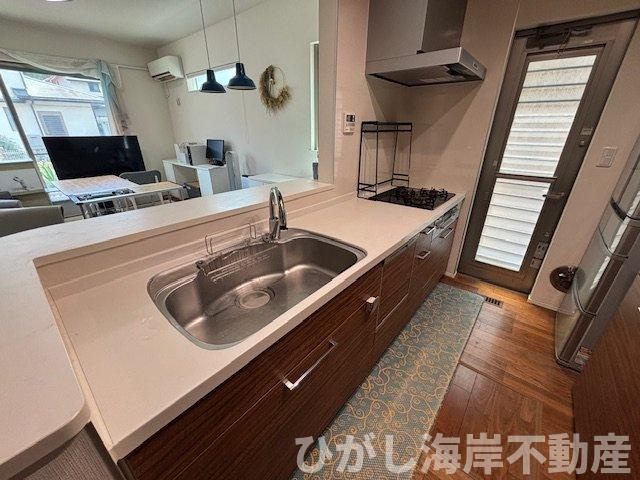 藤沢市辻堂東海岸4丁目　中古戸建のキッチン|食洗機付きで後片付けも快適。家事時間を短縮できるキッチン。