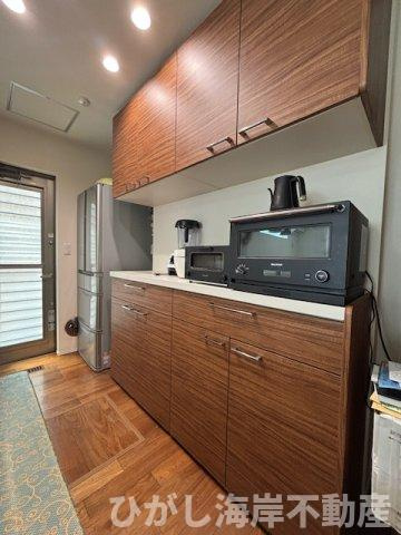 藤沢市辻堂東海岸4丁目　中古戸建のキッチン|食洗機・カップボード付き。家事効率を高める充実のキッチン空間。