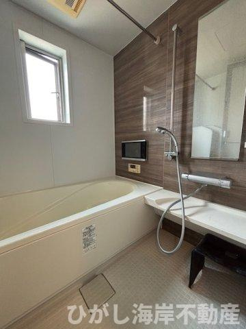 藤沢市辻堂東海岸4丁目　中古戸建の浴室|一日の疲れをゆったり癒せる浴室。窓付きで換気もしやすい空間です。