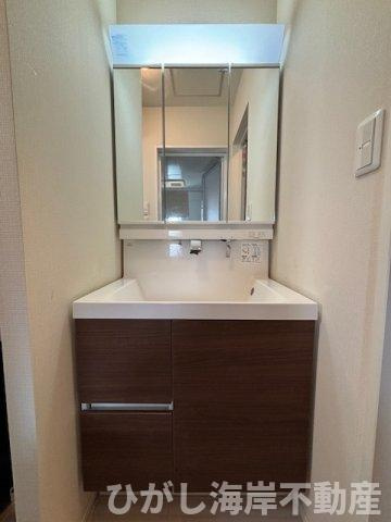 藤沢市辻堂東海岸4丁目　中古戸建の独立洗面台|三面鏡付き洗面化粧台。収納も充実した使い勝手の良い空間。