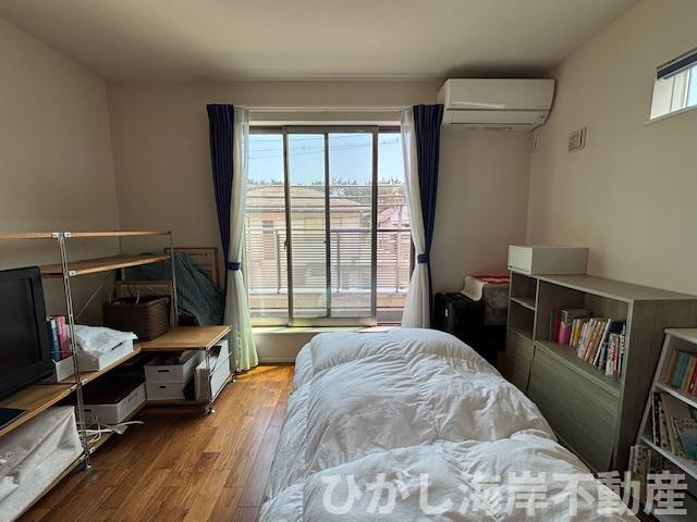 藤沢市辻堂東海岸4丁目　中古戸建の洋室|バルコニーに面した主寝室。爽やかな風が通り抜ける快適空間。