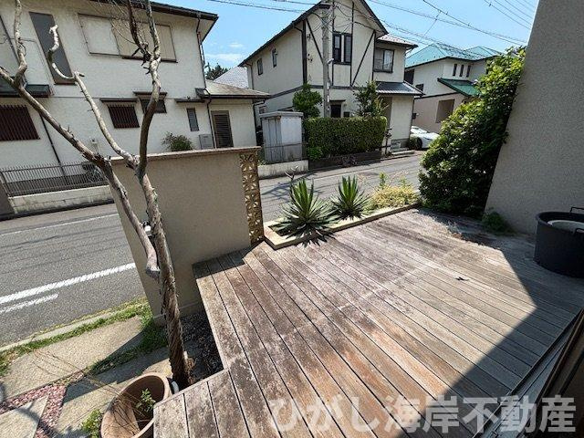 藤沢市辻堂東海岸4丁目　中古戸建の庭|リビングとつながる南向きのウッドデッキ。第二のリビングとして活躍します。