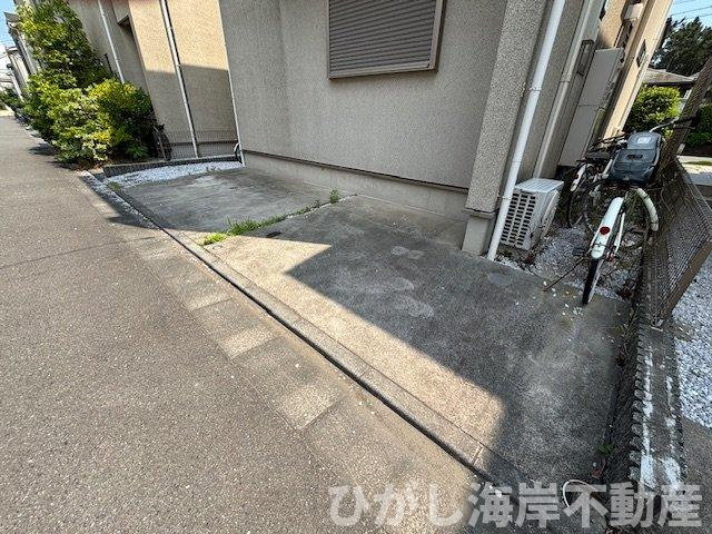 藤沢市辻堂東海岸4丁目　中古戸建の駐車場|ご夫婦それぞれのお車にも対応できる、ゆとりの2台分カースペース。