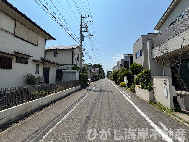 藤沢市辻堂東海岸4丁目　中古戸建の前面道路含む現地写真|開放感ある約6m道路。湘南らしい穏やかな住環境が魅力です。