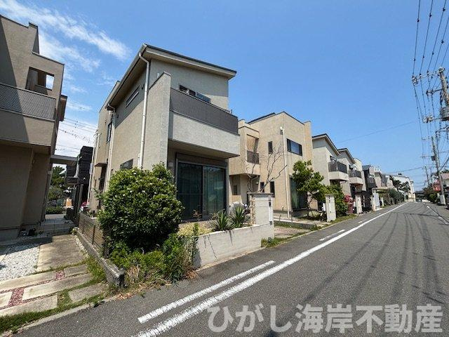 藤沢市辻堂東海岸4丁目　中古戸建の前面道路含む現地写真|開放感ある約6m道路。湘南らしい穏やかな住環境が魅力です。