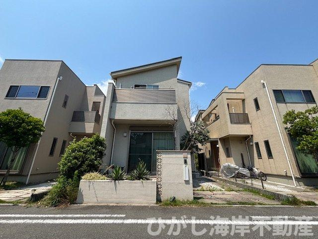藤沢市辻堂東海岸4丁目　中古戸建の外観|前後6m道路に面した開放感。整った街並みに映える湘南邸宅。