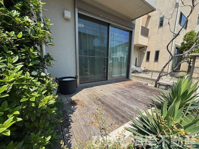 藤沢市辻堂東海岸4丁目　中古戸建の庭|休日は家族でBBQ。湘南らしい時間を楽しめるウッドデッキ。