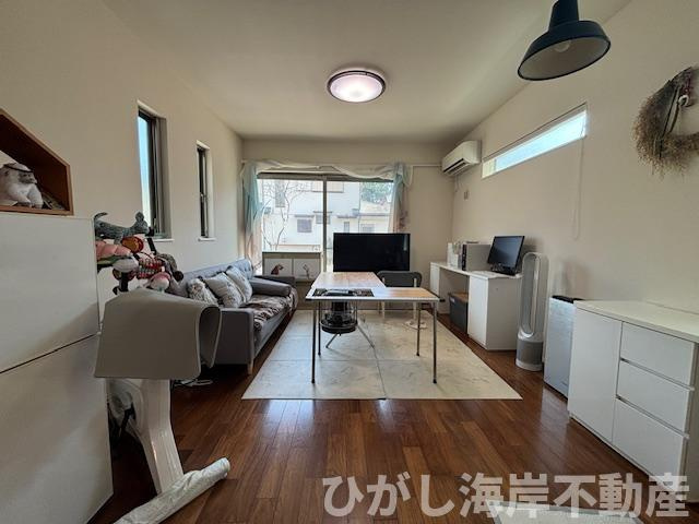 藤沢市辻堂東海岸4丁目　中古戸建の居間・リビング|海帰りの時間も心地よく過ごせる、寛ぎのリビング空間。