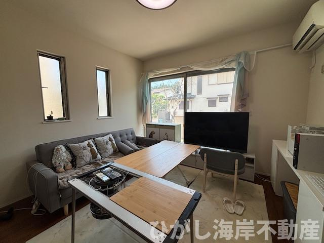 藤沢市辻堂東海岸4丁目　中古戸建の居間・リビング|陽光に包まれるリビング。穏やかな湘南時間を楽しめます。