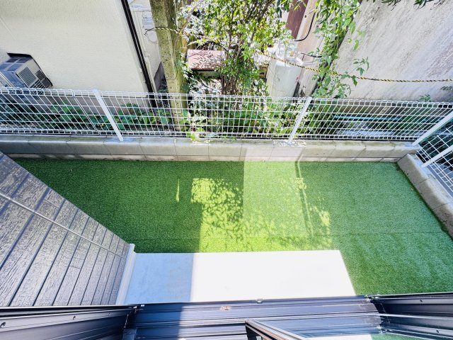 市川市宮久保１丁目新築戸建【百合台小学校:6分】の庭|南側隣地境界スペース