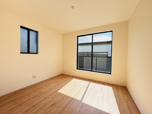 市川市宮久保１丁目新築戸建【百合台小学校:6分】の子供部屋|6.06帖洋室・南側バルコニー前の明るいお部屋です♪