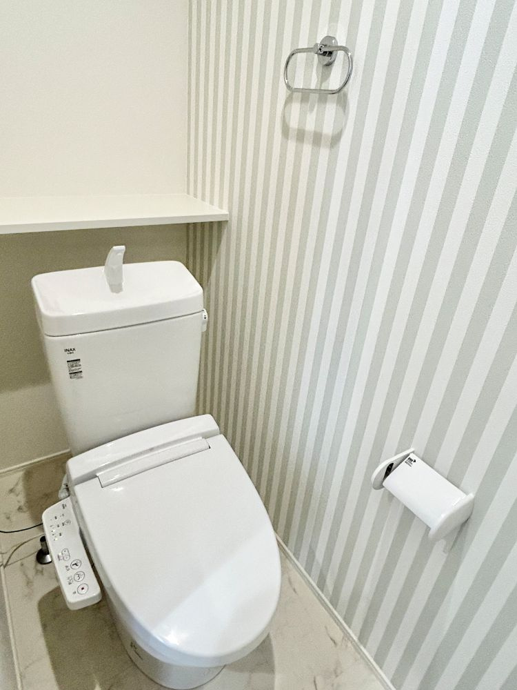 「駐車５台可」香南市野市町西野　新築一戸建て8のトイレ|2階にもトイレがあるので忙しい朝なども助かりますね。