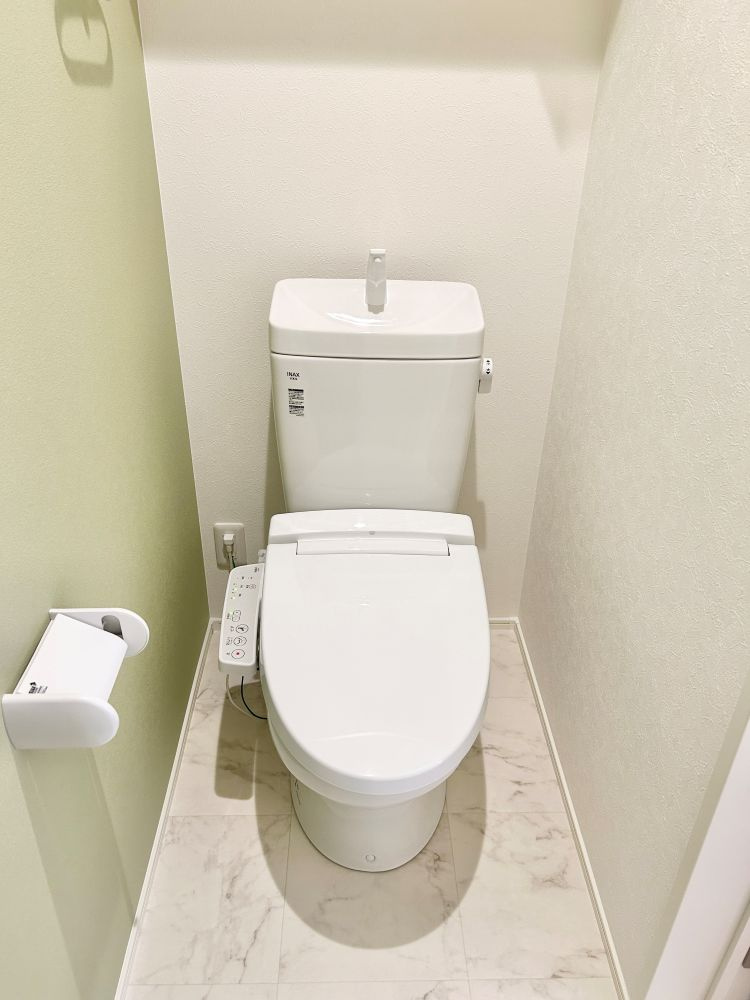 「駐車５台可」香南市野市町西野　新築一戸建て8のトイレ|清潔感のあるトイレは温水洗浄便座付きです。