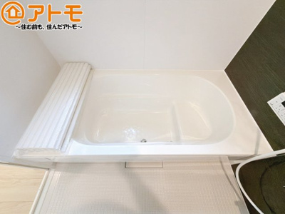 【浴室】 | 島田市稲荷第6　新築戸建　全1棟 | お子様やお年寄りが使いやすいだけでなく、半身浴にも便利なベンチタイプの湯舟です。お湯の節約にも！