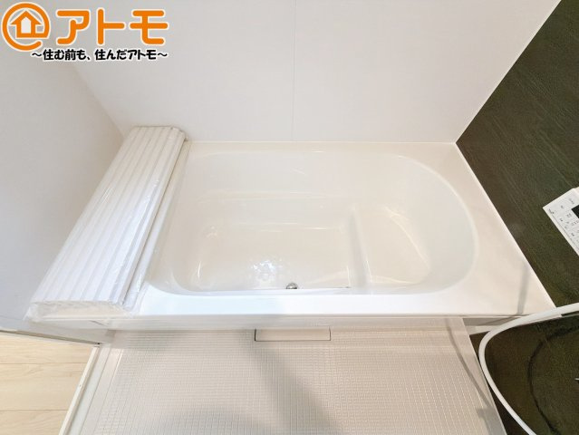 【浴室】 | 島田市稲荷第6　新築戸建　全1棟 | お子様やお年寄りが使いやすいだけでなく、半身浴にも便利なベンチタイプの湯舟です。お湯の節約にも！